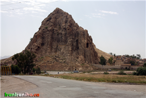  نمایی  از  کوه  میان‌کل  واقع  در  شهر  سرپل  زهاب 