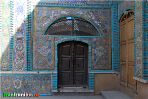  درهای  موجود  در  ورودی  تکیه  معاون‌الملک  برای  ارتباط  با  کوچه‌های  دیگر  و  حمام 