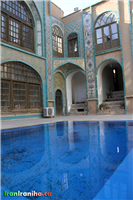  محوطه‌ی  حیاط  حسینیه‌ی  معاون‌الملک 