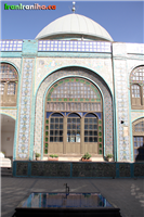  محوطه‌ی  حیاط  حسینیه‌ی  معاون‌الملک.  در  این  نما،  سقف  شیروانی  گنبد  و  پنجره‌هایی  که  به  فضای  زینبیه  باز  می‌شوند  مشاهده  می‌شود 