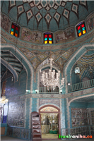  زینبیه.  در  این  نما  اتاقی  که  مدفن  حسن  معینی  (معاون‌الملک)  است  در  وسط  قرار  دارد  و  توجه  شما  را  به  ساقه  ی  گنبد  و  سقف  آن  جلب  می‌کنم. 