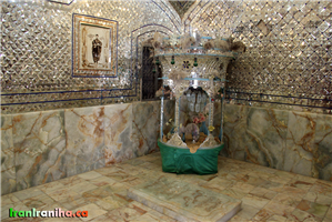  مدفن  حسن  معینی  (معاون‌الملک).  سنگ‌قبر  بر  روی  زمین  قرار  دارد  اما  به  علت  استفاده  از  یک  تیپ  سنگ  برای  کف  و  سنگ‌قبر،  تشخیص  آن  کمی  مشکل  به  نظر  می‌رسد. 