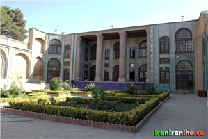  محوطه‌ی  حیاط  و  ساختمان  عباسیه 