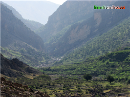 نمایی  از  تنگه  ای  که  باید  از  آن  عبور  کنید.  اگر  مسیر  شماره  یک  را  انتخاب  می  کنید  باید  وارد  تنگه  شوید  .  درغیر  اینصورت  لازم  است  از  کوه  سمت  چپ  بالا  بروید. 