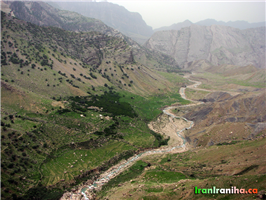  این  تصویر  گویای  مطالب  بسیاری  است.  رودخانه  حاصل    از  دو  آبشار،    نهایتاً  به  رودخانه  سزار  می‌ریزد.  کوهی  که  بصورت  عمودی  در  سمت  راست  و  بالای  تصویر  مشاهده  می‌شود،  همان  کوهی  است  که  رودخانه  سزار  از  کنار  آن  می‌گذرد  و  ایستگاه  تله‌زنگ  در  آنجا  قرار  دارد.  در  مرکز  تصویر  سبزی  یکپارچه‌ای  می  بینید  که  روستای  سرسبز  شوی  است.  این  روستا  دارای  درختان  متعدد  مرکبات  و  نخل  است.  نقطه  سفیدی  که  در  مرکز  روستا  مشاهده  می  شود  گنبد  مسجد  روستاست.  در  سمت  راست  و  پایین  تصویر  دو  خط  سیر  پاخورده  مشاهده  می‌شود  که  مسیری  است  که  باید  از  روستا  به  سمت  تنگه  حرکت  کرد.  این  عکس  از  بالاترین  نقطه  ارتفاعات  مسیر  دوم  گرفته  شده  است. 