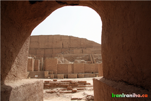  نمایی  از  زیگورات  چغازنبیل  که  از  داخل  حصار  اول  گرفته‌شده  است. 