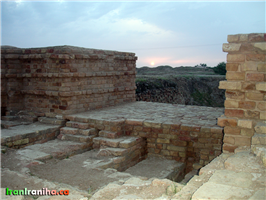  سیستم  تصفیه‌خانه.  گیرشمن  معتقد  بوده  است  که  این  مجموعه  قدیمی‌ترین  سیستم  تصفیه  آب  در  جهان  است.  در  سمت  راست  تصویر،  گودال  بزرگی  به  عمق  حدود  چهار  متر  وجود  دارد.  اینکه  آب  از  سمت  چپ  وارد  می‌شده  و  در  سمت  راست  تصفیه  می‌شده  است  یا  برعکس،  صرفاً  در  حد  گمانه‌زنی  است.  به  توضیحات  متن  مراجعه  فرمایید. 