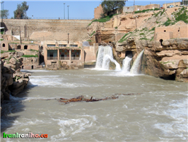  نمای  شمالی  آسیاب‌های  شوشتر.  در  این  تصویر  سد  گرگر،  نرده‌ها  و  چراغ‌های  خیابان  بالای  سد  و  سالن  کارخانه‌ی  برق  به‌خوبی  مشاهده  می‌شود. 