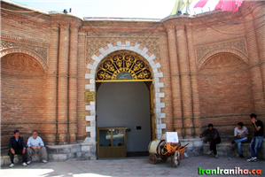  سردر  ورودی  خانه  کرد  (عمارت  آصف).  گیشه  فروش  بلیط  مشاهده  می‌شود. 