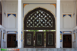  ایوان  شاه‌نشین.  به  زیبایی  کار  با  چوب  و  آینه  دقت  فرمایید. 