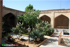  حیاط  مستخدمین.  این  حیاط  کاملاً  بازسازی‌شده  و  هم‌اکنون    نگارخانه،  چایخانه  و  سرویس‌های  بهداشتی  در  آن  قرار  دارد. 