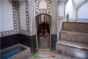  حمام  خانوادگی  آصف.  در  سمت  راست  تصویر  خزینه  حمام  مشاهده  می‌شود. 