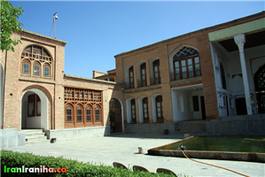  نمایی  از  حیاط  بیرونی. 