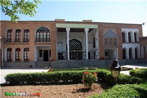  نمایی  از  حیاط  بیرونی. 