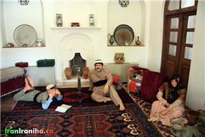  اتاق  نشیمن  شهری.  در  اتاق  نشیمن  سنتی  مردم  کردستان  قطعاً  فن‌کوئل  وجود  نداشته  است!  همچنین  بخاری  دیواری  در  بسیاری  از  خانه‌ها  موجود  نبوده  است. 