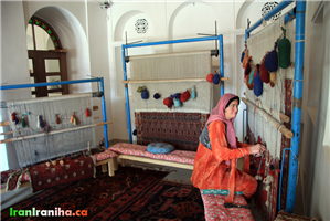  کارگاه  قالی‌بافی.  (قالی،  گلیم  یا  جاجیم‌بافی  در  گستره  وسیعی  از  پهنه  ایران‌زمین  از  وظایف  زنان  بوده  است) 