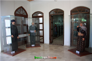  بخش  پوشاک.  این  بخش  که  در  طبقه  دوم  واقع‌شده  است  انواع  پوشاک  زنانه  و  مردانه  نواحی  مختلف  مردم  کردستان  ،  منطقه  اورامانات  (کرمانشاه)  و  جنوب  آذربایجان  غربی  را  به  زیبایی  در  معرض  دید  بازدیدکنندگان  قرار  داده  است. 