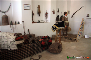  ادوات  سوارکاری  و  شکار.  سبدی  که  در  وسط  تصویر  مشاهده  می‌کنید  وسیله‌ای  برای  گرفتن  پرندگان  کوچک  مانند  کبوتر  و  گنجشک  بوده  است.  این  سبد  یک  راه  یکطرفه  است  که  پرنده  نمی‌تواند  از  آن  خارج  شود.  در  سمت  راست  تصویر  دیوجامه  قرار  دارد.  دیوجامه  پارچه‌ای  سفیدرنگ  است  که  با  تکه  پارچه‌های  رنگی  تزیین‌شده  است  و  برای  شکار  کبک  استفاده  می‌شود.  (در  موزه  مردم‌شناسی  خرم‌آباد  نیز  وجود  دارد) 