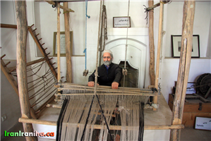  کارگاه  جولایی  (بافندگی)  .  در  سمت  راست  ادوات  حلاجی  نیز  دیده  می‌شود. 