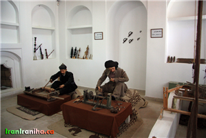  سمت  چپ:  خراطی  (کار  با  چوب)،  سمت  راست:  چاقوتیزکنی. 