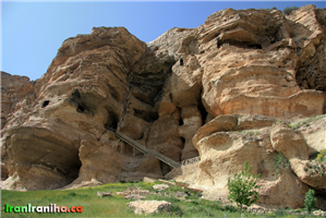  نمای  روبرو  از  غار  کرفتو.  در  این  نما  و  سایر  نماهای  مشابه  وجود  چهار  طبقه  غار  دست  کن  به‌وضوح  قابل‌مشاهده  و  تشخیص  است. 