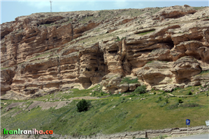  نمایی  باز  از  غار  کرفتو.  وجود  آنتن  تلفن  همراه  بر  بالای  تپه  نشان  از  آنتن‌دهی  مناسب  در  محوطه  غار  و  روستاهای  اطراف  دارد. 