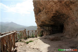  یکی  از  ایوان‌های  خروجی  غار.  در  سمت  راست  تصویر  گودالی  دست  کن  مشاهده  می‌شود  که  برای  ذخیره  آب  استفاده  می‌شده  است. 