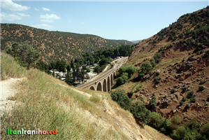  نمایی  نزدیک  از  ایستگاه  راه‌آهن    و  روستای  بیشه 