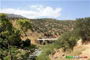  این  تصویر  از  روبروی  آبشار  گرفته‌شده  است.  نوع  مسیری  که  باید  طی  کرد،  پل  فلزی  بیشه  و  آنتن  تلفن  همراه  مشاهده  می‌شوند. 