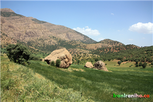  نمای  زیبا  از  جاده  منتهی  به  آبشار  بیشه.  وجود  سنگ‌های  عظیم  در  میان  دشت،  نشان  از  وقوع  زلزله  در  زمان‌های  دور  در  این  منطقه  است. 