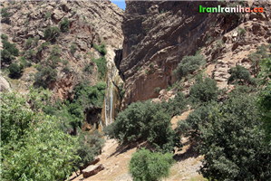  نمای  مقابل  از  آبشار  نوژیان 
