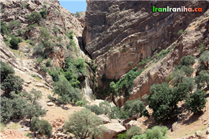  نمای  مقابل  از  آبشار  نوژیان 