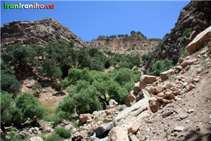  دره  مجاور  به  آبشار.  در  این  دره  رودخانه‌ای  جاری  است  که  سرچشمه‌اش  کمی  بالاتر  است 