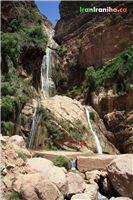  نمایی  از  آبشار  نوژیان.  برای  درک  بهتر،    ارتفاع  آبشار  را  با  قد  یک  انسان  (  با  فلش  مشخص‌شده  )  مقایسه  کنید. 