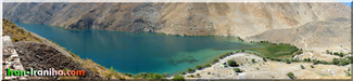  نمایی  باز  از  دریاچه  ی  گهر.  در  گذشته  های  نزدیک  دور  تا  دور  دریاچه  درختان  بسیاری  وجود  داشتند  که  بر  اساس  بی  مهری  گردشگران  امروز  تنها  درختان  محدودی  برجا  مانده  اند 