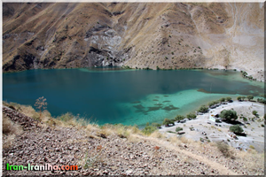  نمایی  از  دریاچه  ی  گهر.  این  تصویر  از  کنار  آنتن  تلفن  همراه  برداشته  شده  است.  همان  طور  که  ملاحظه  می  کنید  عمق  آب  در  قسمت  های  مختلف  دریاچه  متفاوت  است 