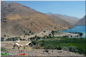  نمایی  از  دریاچه  ی  گهر.  در  این  تصویر  چادرهای  کمپ  هلال  احمر،  آنتن  تلفن  همراه،  سرویس  بهداشتی  (  روبرو)  و  پایگاه  محیط  زیست  مشاهده  می  شوند. 