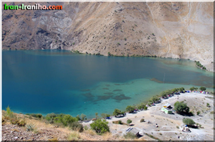  نمایی  از  دریاچه  ی  گهر.  در  این  تصویر  پایگاه  محیط  زیست  و  سرویس  بهداشتی  مشاهده  می  شود. 