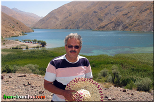  نویسنده  در  کنار  دریاچه  ی  گهر 