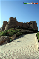  نمای  عمودی  از  ضلع  جنوب  شرقی  قلعه.  به  نوع  پوشش  زمین  توجه  فرمایید.  از  پوشیدن  کفش  پاشنه‌بلند  (که  باعث  پیچیدن  مچ  پا  می‌شود)  پرهیز  کنید. 