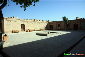  حیاط  اول.  در  این  حیاط  دفتر  میراث  فرهنگی،  چایخانه،  آب  آشامیدنی  و  سرویس‌های  بهداشتی  قرار  دارند. 