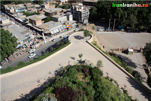  نمایی  از  مسیر  رسیدن  به  قلعه  که  از  برج  غربی  گرفته‌شده  است.  در  سمت  راست  تصویر  در  ورودی  مجموعه  مشاهده  می‌شود. 