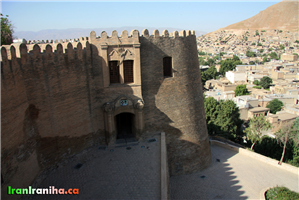  نمایی  از  در  ورودی  قلعه. 