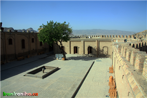  نمایی  از  حیاط  اول.  این  حیاط  در  گذشته‌ای  نه‌چندان  دور  دارای  فضای  سبز  بیشتری  بوده  است  که  به  دلیل  نم  دادن  به  سایر  نقاط  قلعه  برچیده  شده  است. 