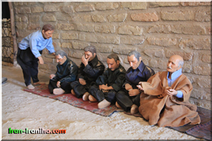  در  مراسم  سوگواری،  مردان  به  عنوان  همدردی  تکه  هایی  از  سیاه  چادر  را  حمایل  کرده  و  بر  شانه  های  خود  گل  می  مالیدند.  صاحبان  عزا  با  احترام  گل  ها  را  از  شانه  میهمانان  پاک  می  کردند.  رسم  مالیدن  گل  بر  سر  و  شانه  هنوز  هم  در  عزاداری  ها  اجرا  می  شود 