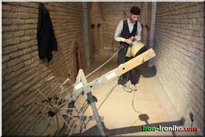  کارگاه  موتابی.  در  این  کارگاه  با  پشم  بز،  نخ  درست  می  کرده  اند.  نخ  های  تولید  شده  بیشتر  برای  بافتن  سیاه  چادر  استفاده  می  شده  است 
