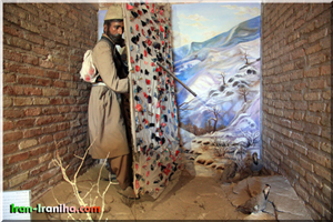  شکار  کبک  با  دی  جومه  (dijoma).  دی  جومه  پرده  ای  سفید  رنگ  است  که  شکارچی  در  پس  آن  پنهان  می  شود.  روی  این  پارچه  سفید  تکه  های  رنگارنگی  می  دوزند  تا  توجه  کبک  به  آنها  جلب  شود.  این  روش  خصوصاً  در  فصل  زمستان  که  زیستگاه  کبک  ها  از  برف  پوشیده  است،  کاربری  فراوان  دارد.  در  سایر  استان  های  کوهستانی  کشور  نظیر  کردستان  و  کرمانشاه  نیز  از  این  روش  استفاده  می  شده  است 
