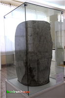 سنگ  یادمان  سارگن  دوم،  اسدآباد،  همدان،  716  پیش  از  میلاد.  
<br/>این  سنگ  یادمان  در  سال  1344  خورشیدی  توسط  لویی  لوین  (Louis  D.  Levine)  و  توماس  کایلر  یانگ  (T.  Cuyler  Young)  هر  دو  از  دانشگاه  پنسیلوانیا  (  که  هر  دو  بعدها  در  موزه‌ی  سلطنتی  انتاریو  استخدام  شدند  )  در  نجف‌آباد،  دهکده‌ای  نزدیک  اسدآباد  و  15  کیلومتری  شمال  شرق  کنگاور  کشف  شد.  این  سنگ  یادمانی،  شرح  لشکرکشی  ششم  سارگن  دوم  (sargon  II)  پادشاه  آشور  به  کشورهای  دیگر  از  جمله  سرزمین  ماد  است. 