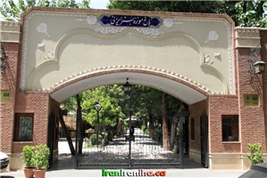  سردر  ورودی  باغ‌موزه  هنر  ایرانی 