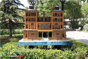  ماکت  عمارت  شمس‌العماره.  اصل  عمارت  در  کاخ  گلستان،  میدان  ارک  تهران  واقع‌شده  است. 